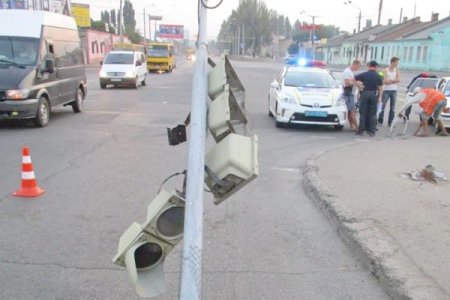 В Одессе Nissan столкнулся со светофором