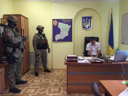 В Ровенской области за крышевание "янтарной мафии" задержан прокурор г. Сарны