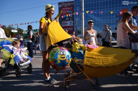 Впервые в истории Каменска состоялся парад детских колясок
