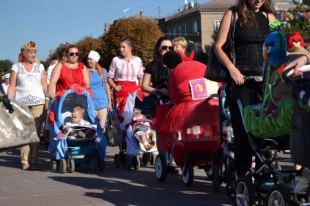 Впервые в истории Каменска состоялся парад детских колясок