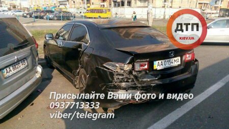 В Киеве пьяным водителем были разбиты 5 припаркованных авто