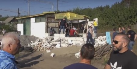 В Киевской области люди снесли недостроенный храм УПЦ МП. ВИДЕО