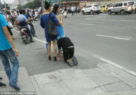 Жители китайского городка испытали шок: женщина прошлась по улице с мужчиной на поводке. ФОТО