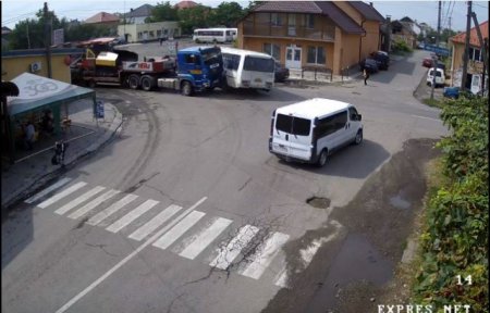 В Виноградово грузовик MAN въехал в пассажирский автобус: видео