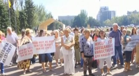 Жители Николаева вышли на протест из-за львовского мусора. ВИДЕО