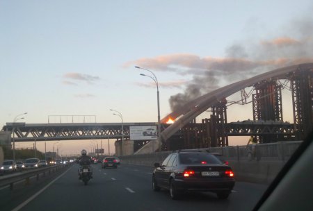 В Киеве загорелся Подольско-Воскресенский мост: фото