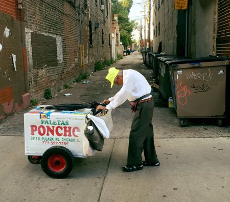 В Чикаго фотография старика с мороженым собрала за три дня $250 000