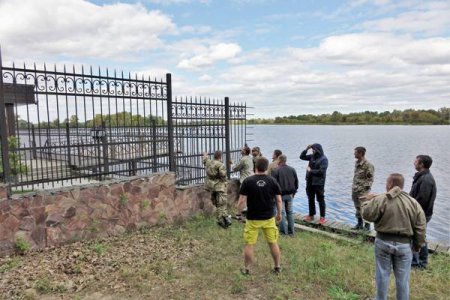 Активисты освободили участок берега Днепра под Киевом, занятый нардепом Хомутынником. ФОТО