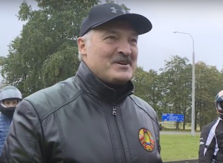 Президент Беларуси с сыном проехался по Минску на крутом байке. ВИДЕО