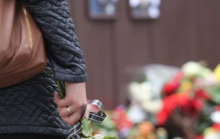 Люди несут цветы к месту гибели полицейских в Днепре. ФОТО