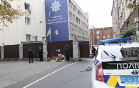 Люди несут цветы к месту гибели полицейских в Днепре. ФОТО