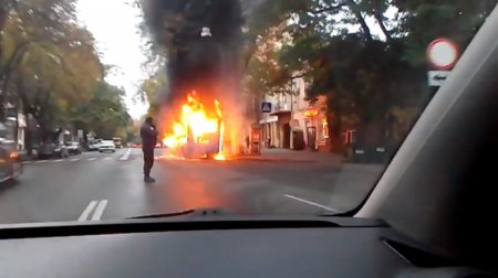 В центре Одессы огонь уничтожил маршрутку. ВИДЕО