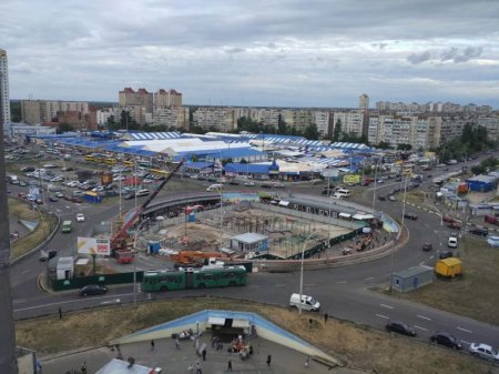 Станция метро Героев Днепра треснула пополам. Дождались!