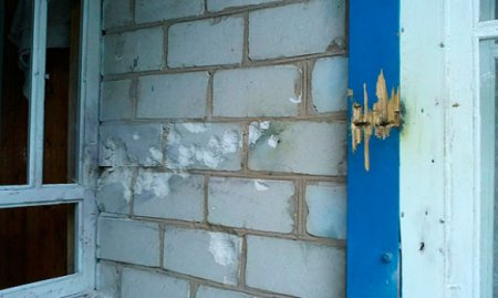 В Черниговской области из гранатомета обстреляли ворота частного дома. ФОТО