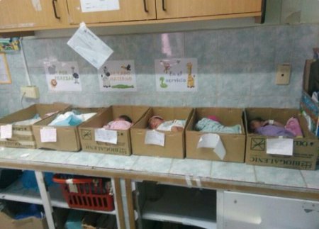 Скандал в Венесуэле: новорожденных в роддоме держат в картонных коробках
