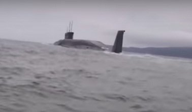 Внезапно всплывшая подводная лодка напугала рыбаков из России. ВИДЕО