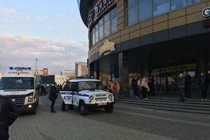Кровавая расправа в Минске: на посетителей ТЦ напали с топором и бензопилой