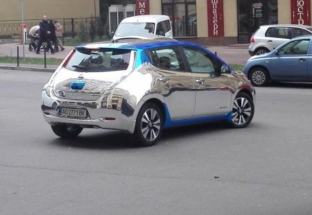 В Киеве замечен необычный "зеркальный" электромобиль
