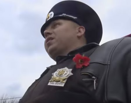 Полицейский-паук: в сети набирает популярность видео с фиксацией взятки патрульным