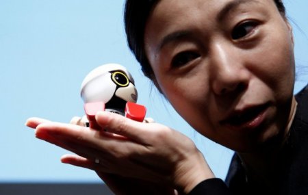 Японских пенсионеров от одиночества спасет робот-малыш
