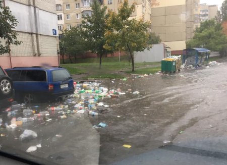Улицы Львова превратились в реки из мусора. ФОТО