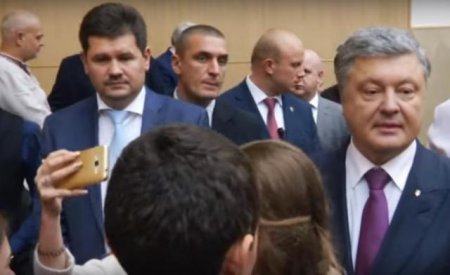 СМИ: Студента, который спросил у Порошенко, когда его дети отправятся в АТО, выгоняют из ВУЗа