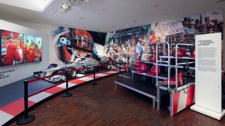 В немецком Кельне проводится бесплатная выставка автомобилей Михаэля Шумахера