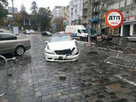 В Киеве в результате ДТП пострадал памятник Небесной сотне. ВИДЕО