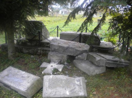 В Польше от рук вандалов пострадал памятник воинам УПА. ФОТО