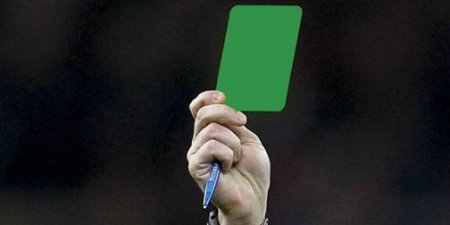 Итальянский футболист впервые в истории футбола получил зеленую карточку. ВИДЕО