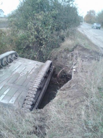 Во Львовской области перевернулся бронированный тягач. ФОТО