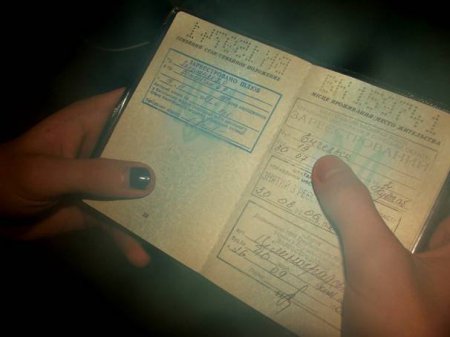 В паспорта украинцев больше не будут ставить штампы о браке и разводе