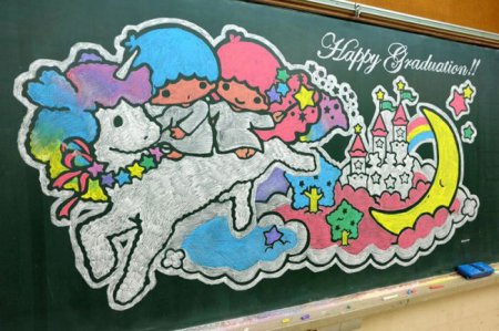 Японец создает невероятные рисунки на обычной школьной доске. ФОТО