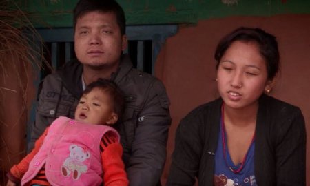 На спине маленького ребенка, который живет в Непале, растет третья ручка. ФОТО