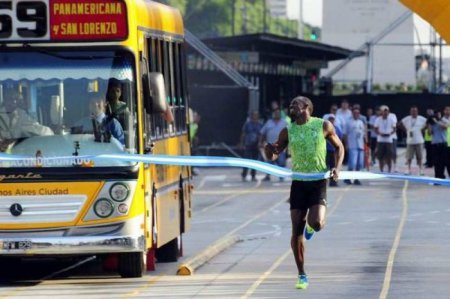 Ямайский спринтер обогнал пассажирский автобус