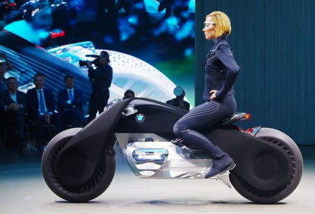 Мотоцикл будущего от BMW: ни шлема, ни руля, ни подвески