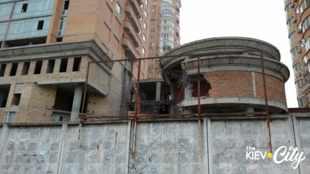 В Киеве возобновили строительство многоэтажки после 9 лет простоя