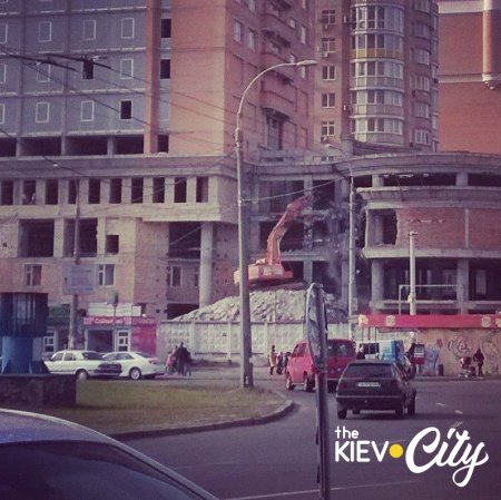В Киеве возобновили строительство многоэтажки после 9 лет простоя