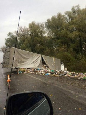 ДТП на Ровенщине: грузовик с львовским мусором не доехал до полигона