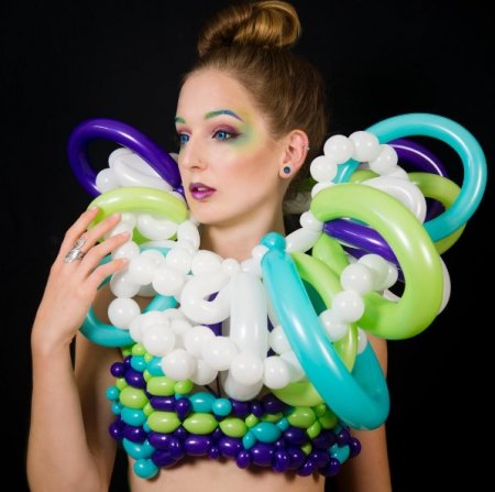 Девушка создает наряды из воздушных шаров. ФОТО