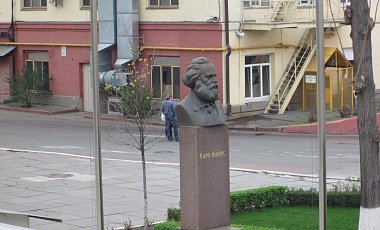 Украинский институт национальной памяти требует убрать памятник Карлу Марксу на территории Рошен
