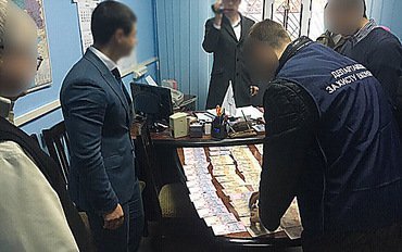 В Киеве задержан на взятке чиновник, продавший сертификаты соответствия на новостройки