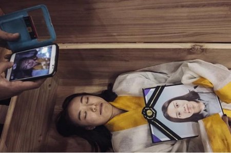 В Южной Корее жители массово устраивают собственные похороны