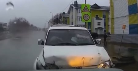 Российский водитель на внедорожнике врезался в сотрудников ГИБДД: видео