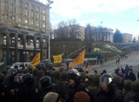 Движение на Крещатике восстановлено: полиция оттеснила митингуючих