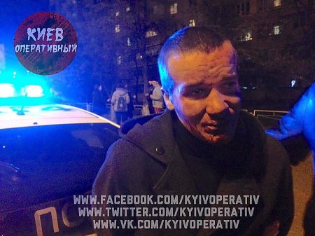 В Киеве компания девочек-подростков сначала избили грабителя, а потом сдали полиции: видео