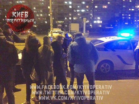 В Киеве компания девочек-подростков сначала избили грабителя, а потом сдали полиции: видео