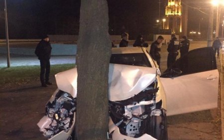 В Кривом Роге ДТП: Toyota Camry врезалась в дерево