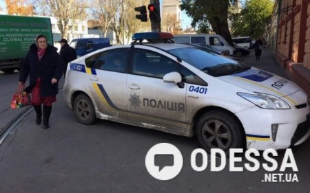 Одесские патрульные позволяют себе парковаться на тротуарах