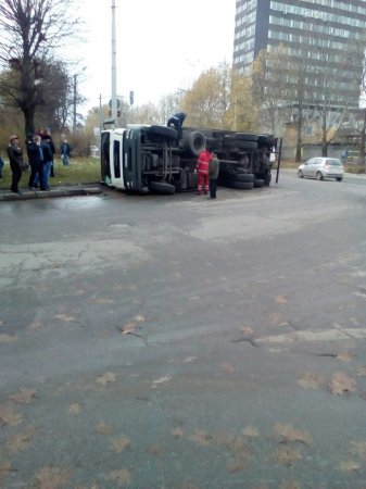 В Ивано-Франковске перевернулся грузовик "МАН"